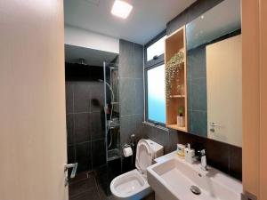 bagno con lavandino, servizi igienici e finestra di 2BR, 7PX The Colony@Near Quill CityMall & Monorail a Kuala Lumpur