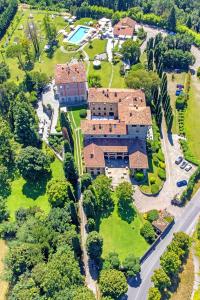 una vista aérea de una casa grande con patio en Relais & Spa Castello di Casiglio, en Erba