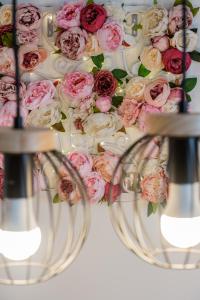 un bouquet de roses dans un vase de verre dans l'établissement Sun Island Apartment, à Trogir