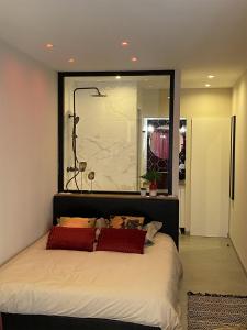 een slaapkamer met een groot raam boven een bed bij Cap d'Agde Naturiste Port Nature 2 in Cap d'Agde