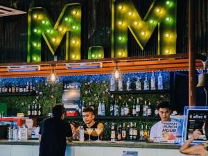 un groupe d'hommes debout dans un bar dans l'établissement Mad Monkey Cebu City, à Cebu
