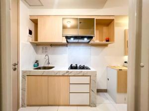cocina pequeña con fregadero y fogones en Apt Tokyo Riverside Studio PIK2 Tower C w Netflix., 