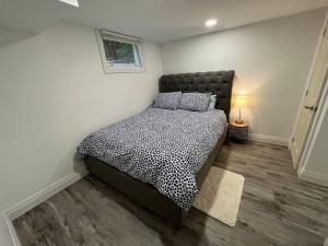 Een bed of bedden in een kamer bij Adorable 1 bedroom suite with kitchen & fireplace