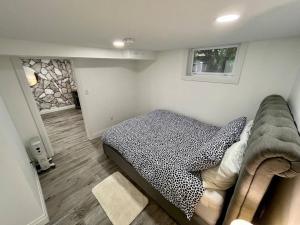 Een bed of bedden in een kamer bij Adorable 1 bedroom suite with kitchen & fireplace
