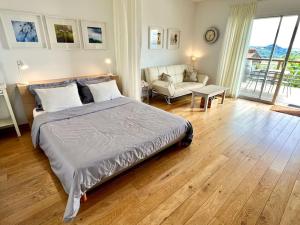1 dormitorio con 1 cama y sala de estar en Nid d'amour en Auvergne avec piscine en Le Broc