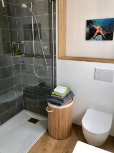 Bathroom sa Nid d'amour en Auvergne avec piscine
