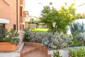 a garden with plants and a street light at Alloggio Gladiolo in Monticchio