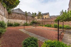 um jardim em frente a uma grande parede de tijolos em Newington em Edimburgo