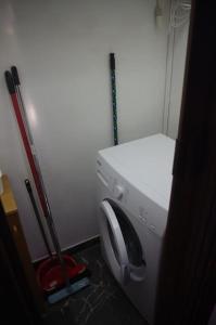 una lavadora y secadora en una esquina de una habitación en Agriturismo Osea, en Monteriggioni