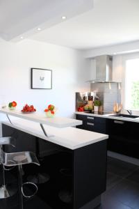 eine Küche mit einer weißen Arbeitsplatte in der Küche in der Unterkunft Villa DUXCAAR Avel Mor in Guissény