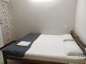 małą sypialnię z łóżkiem z niebieskim kocem w obiekcie Sri Kavimany Residency w mieście Kālapettai
