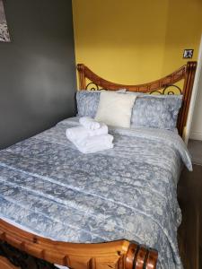 een slaapkamer met een bed met handdoeken erop bij West Dulwich Home 28 Mins to London Victoria in Londen