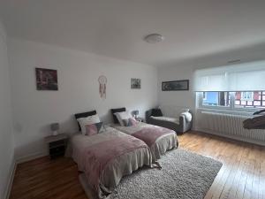 1 dormitorio con cama, sofá y ventana en Location chez marie, en Horbourg