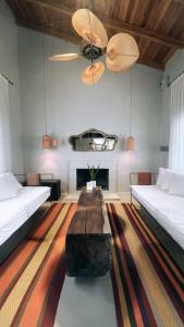 ビージャ・ヒアルディノにあるLa Pasivaのリビングルーム(ベッド2台、木製テーブル付)