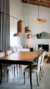 - une salle à manger avec une table et des chaises dans l'établissement La Pasiva, à Villa Giardino