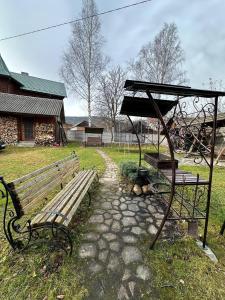 ławka w parku obok budynku w obiekcie Бавор w Jaremczach