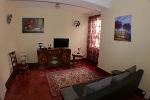- un salon avec un canapé et une télévision dans l'établissement Casa da Avó Benvinda, à Funchal