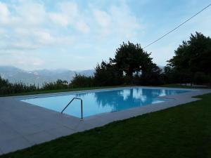 een zwembad met uitzicht op de bergen bij Residence Spighetta 2 in Torri del Benaco