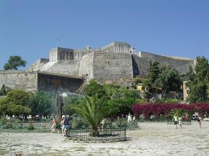 un grupo de personas caminando frente a un castillo en Suite 16 en Corfú