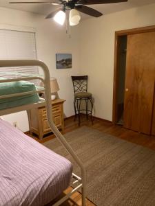 1 dormitorio con litera y ventilador de techo en Heyward Long Term Hosts, en Savannah