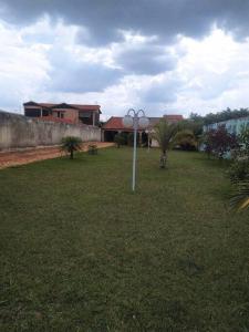 a pole in the middle of a yard with a house at Quitinete para casal in Brasília +2 photos
