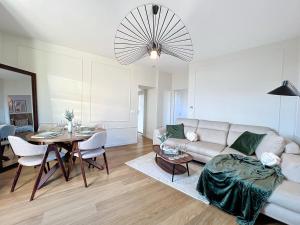 uma sala de estar com um sofá e uma mesa em Le Patio’nnement, Troyes, Centre em Troyes