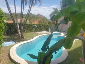 una grande piscina con un pesce finto dentro di CASA MACEIO PRAIA DE JACARECICA a Maceió Altre 14 foto