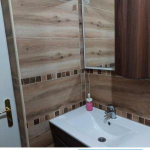 ein Bad mit einem Waschbecken und einem Spiegel in der Unterkunft Kuca na kraju sela in Valjevo