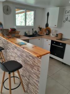 Una cocina con encimera de madera en una habitación. en les lau, en Sainte-Anne