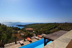En udsigt til poolen hos Alonissos 4-bedroom large villa with Private pool eller i nærheden