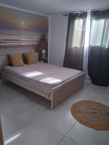 Un dormitorio con una cama con vista al mar. en les lau, en Sainte-Anne