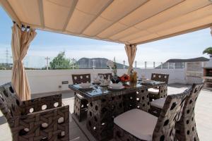 an outdoor dining area with a table and chairs at Villa Chayofa in Chayofa