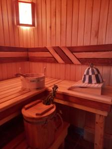 un sauna avec une étagère en bois et un seau dans l'établissement Goryanka, à Yaremtche