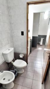 een badkamer met een toilet en een wastafel bij Centro II in Venado Tuerto