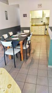 ein Esszimmer mit einem Tisch und Stühlen sowie eine Küche in der Unterkunft Centro II in Venado Tuerto