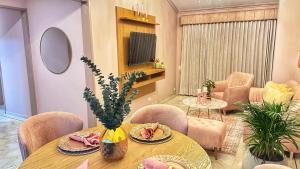 a dining room with a table and chairs at Apartamento Fantasía Rosa in Cali