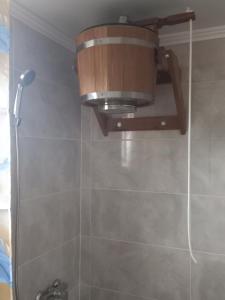 La salle de bains est pourvue d'une douche avec une lumière sur le mur. dans l'établissement Goryanka, à Yaremtche