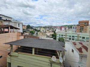 Blick auf eine Stadt vom Dach eines Gebäudes in der Unterkunft CAXU HOSTEL in Cachoeiro de Itapemirim