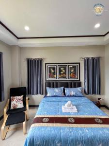 1 dormitorio con 1 cama grande y 1 silla en Turtle Nest, en Khao Tao