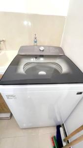 a sink on top of a counter in a bathroom at Apartamento con vista a las montañas, cerca Centro Comercial Mayales in Valledupar +16 photos