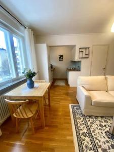 uma sala de estar com uma mesa e um sofá branco em Martin Helmi em Turku