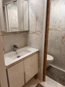 La salle de bains est pourvue d'un lavabo et de toilettes. dans l'établissement Spa Jacuzzi Moon White, à Vaudherland