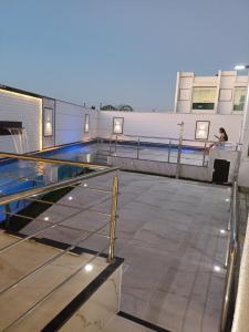 basen na dachu budynku w obiekcie FLJ residencial w mieście Coroa Vermelha