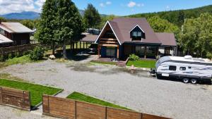 ein Wohnmobil vor einem Haus geparkt in der Unterkunft Casa Recinto in Recinto