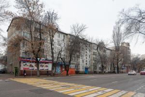 un edificio al lado de una calle de la ciudad en Two Bedroom Apartment In The Heart of Almaty, en Almaty