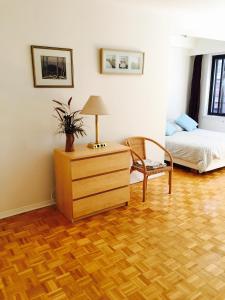 Uma área de estar em Stylish Montreal Apartment: Comfortable Stay in the Golden Square Mile