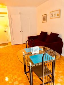 Khu vực ghế ngồi tại Stylish Montreal Apartment: Comfortable Stay in the Golden Square Mile