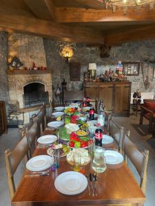 uma longa mesa de madeira com pratos de comida em Luxury Villa with everything you need! em Hankavan
