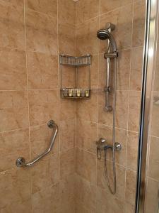 uma cabina de duche com uma cabeça de chuveiro na casa de banho em Luxury Villa with everything you need! em Hankavan