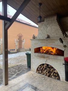 um forno de tijolos com fogo dentro dele em Luxury Villa with everything you need! em Hankavan